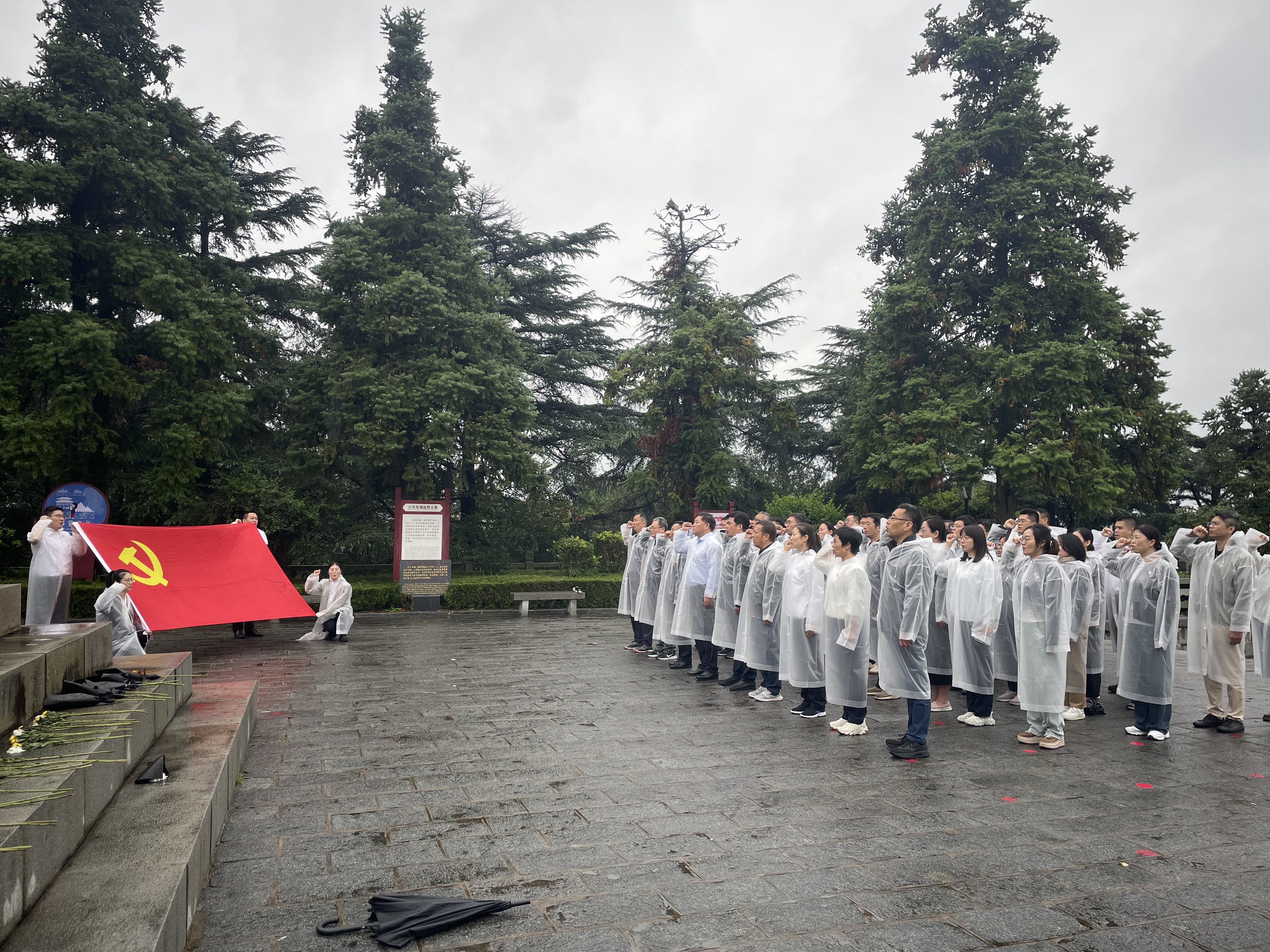 派驻十五组组织关键岗位人员赴抗日山祭奠先烈.jpg