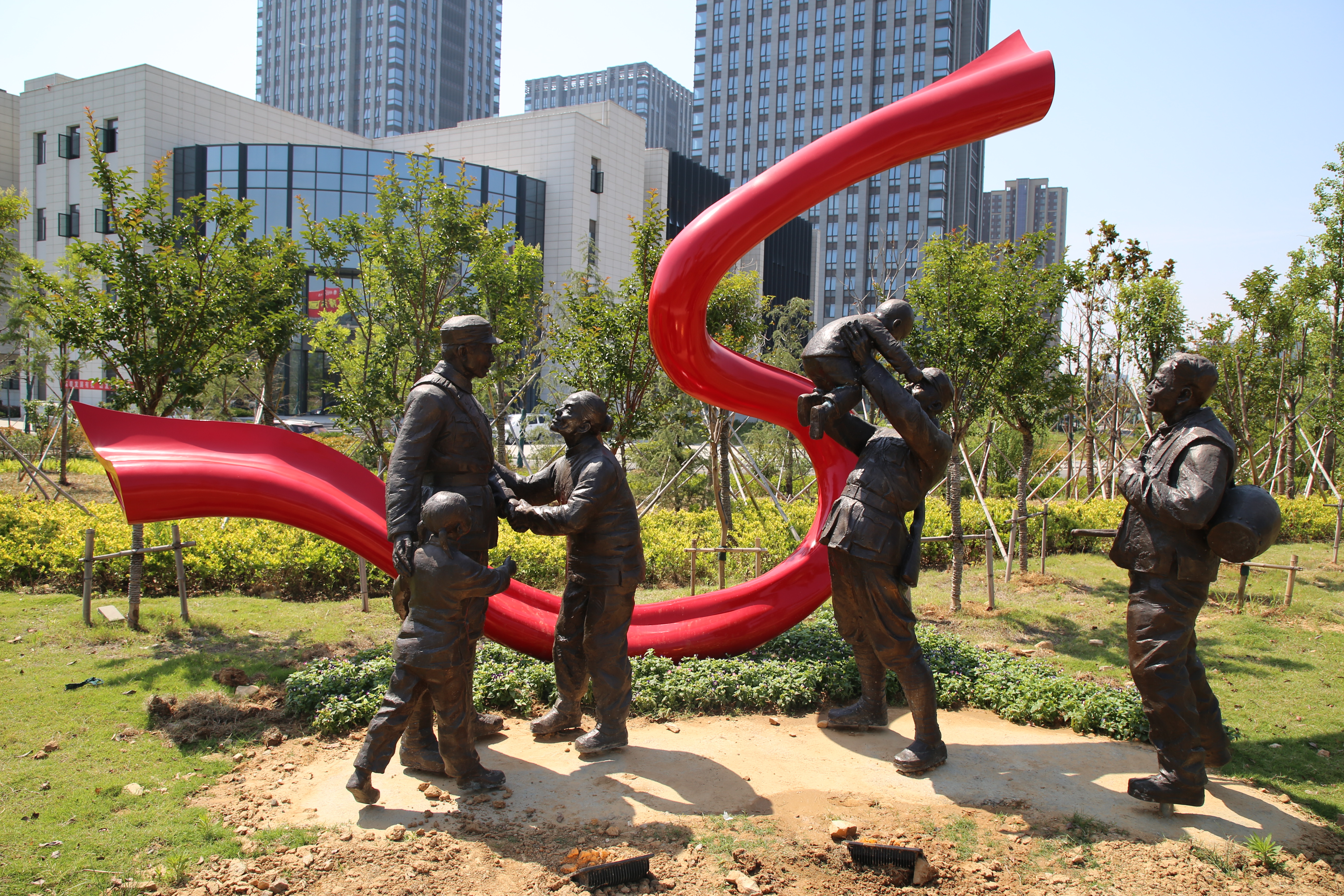 “学习园”-走好新的长征路景观雕塑.JPG